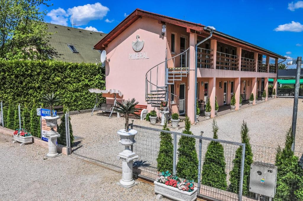 Mineral — Hotel in Podhajska