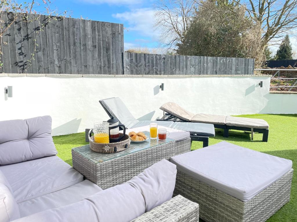 Cosy Cottage with Hot Tub, Hambrook photo 5