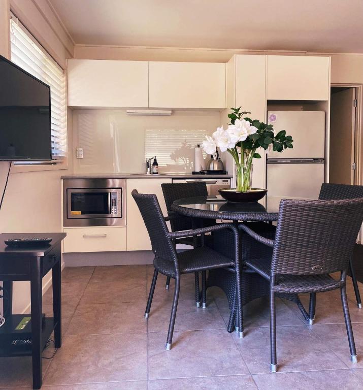 Retreat on Rita ~ Downtown Mount Maunganui with beach access, Mount Maunganui