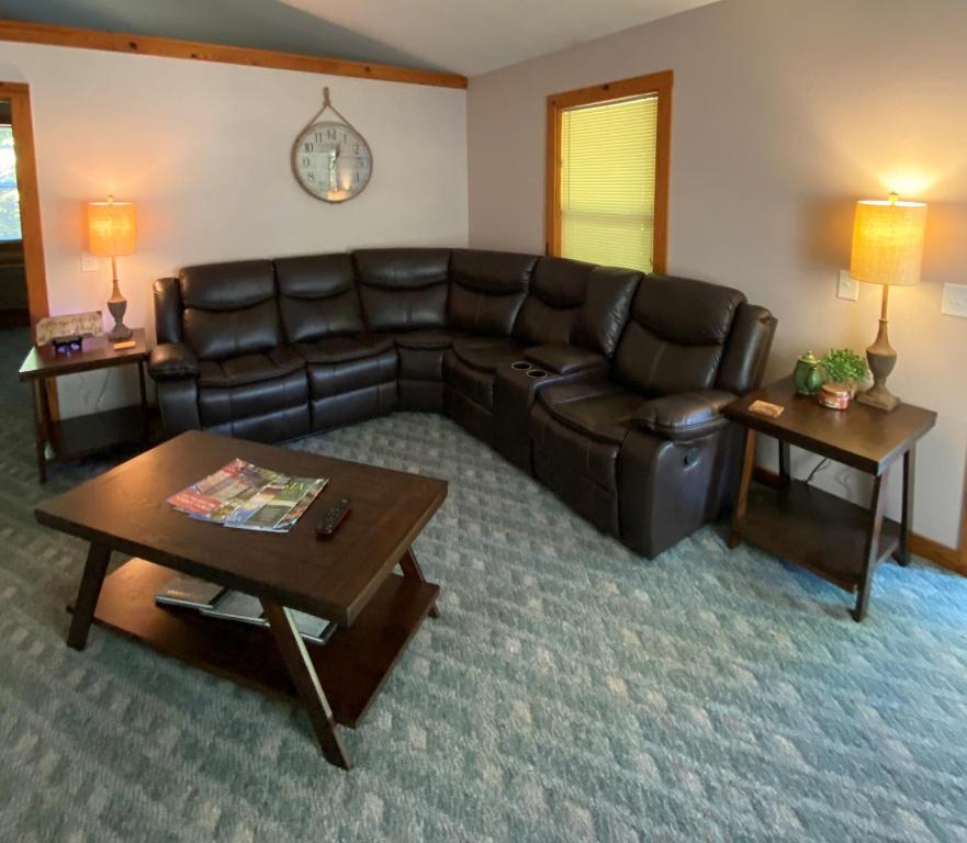 Cedar Creek Cabins #1 - Giant Spa Tub, Large Wooded Porch, Full Kitchen, 1 Bedroom, Eureka Springs