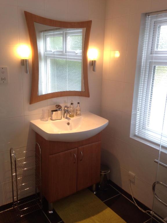 Bathroom, Clay Farm Guest House in London