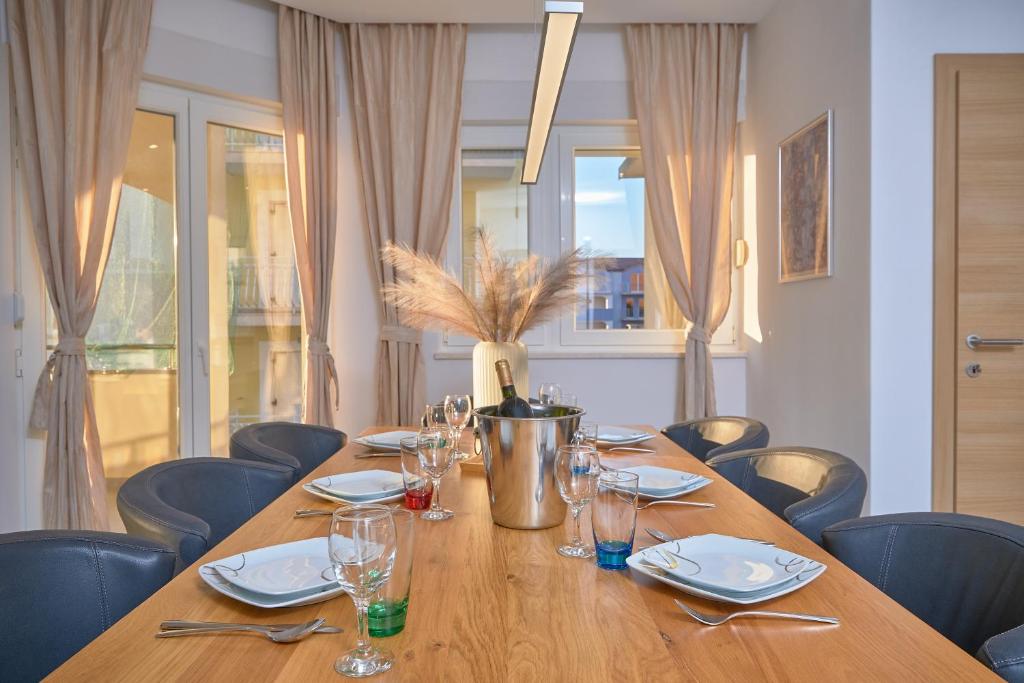 M Entire floor in a spacious house with pool, Podstrana