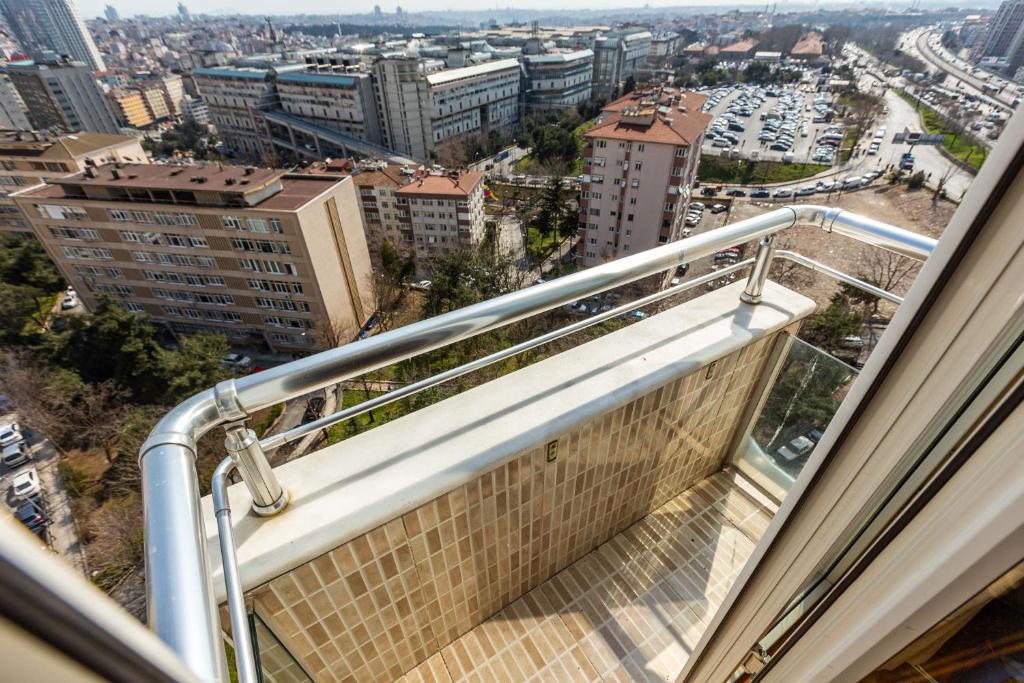 Pleasant Apartment with Impressive City View in Sisli photo