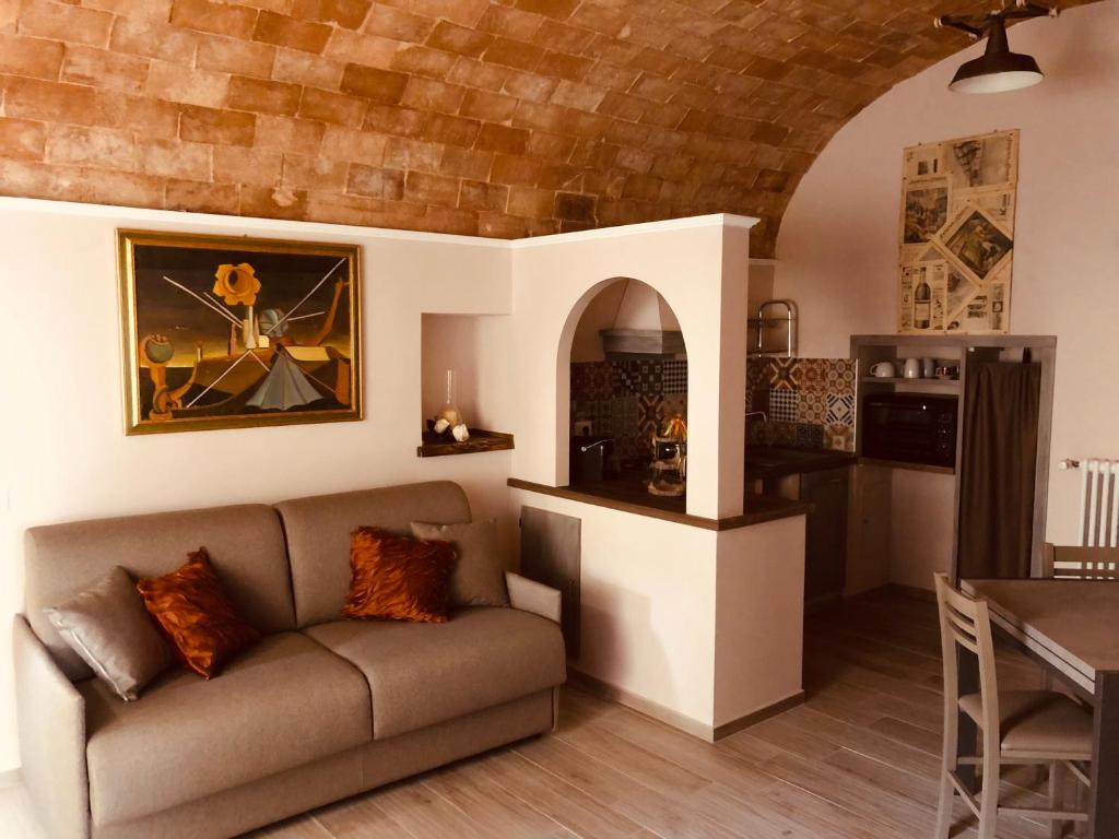 Fronte Duomo, Tarquinia