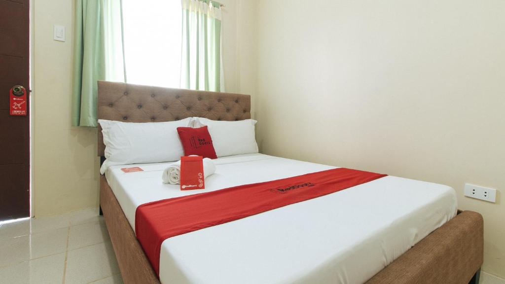 RedDoorz @ DMS Apartelle