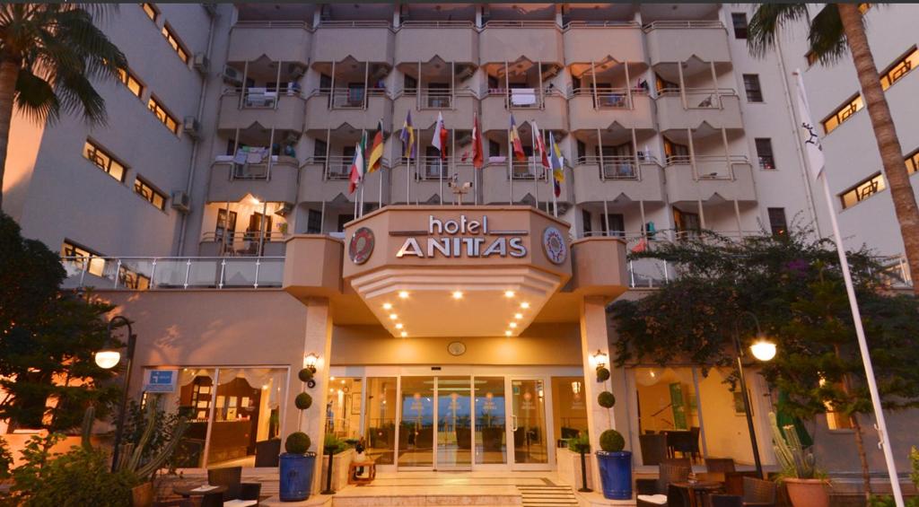 Anitas Hotel — Hotel building in Konakli
