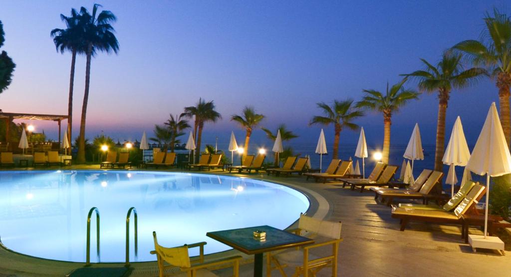 Anitas Hotel — Swimming pool in Konakli