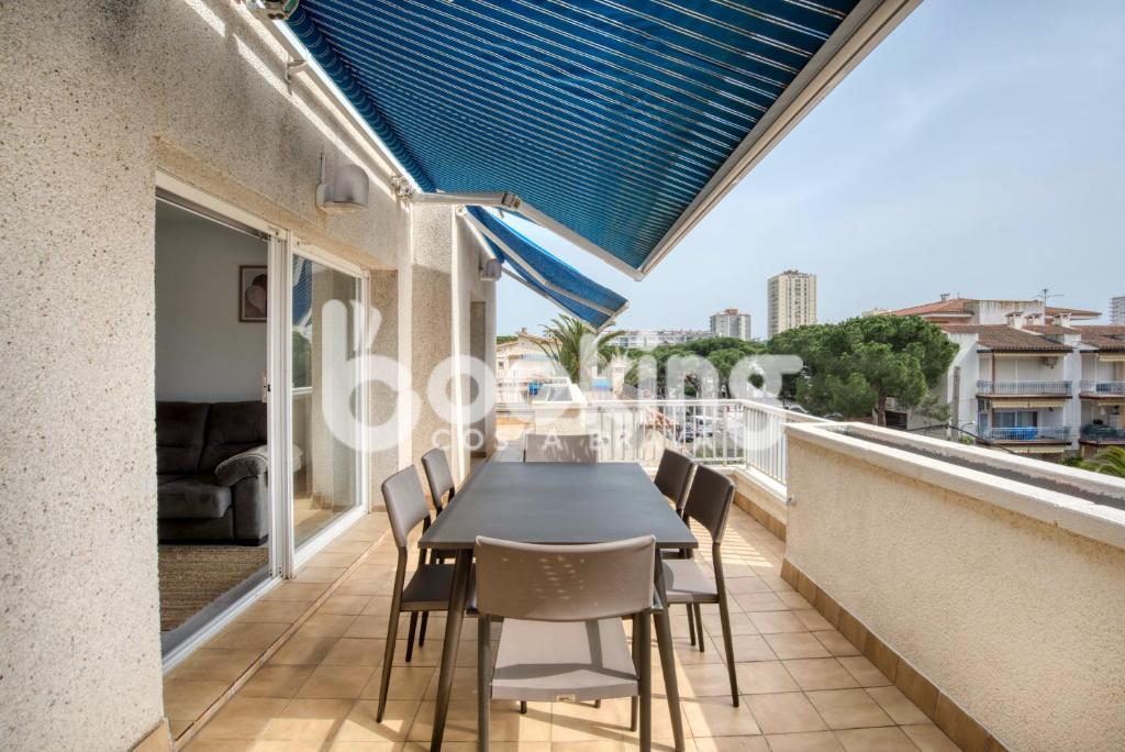 Blanco Apartament per 6 persones a 5 minuts de la Platja Gran — Hotel in Platja d'Aro