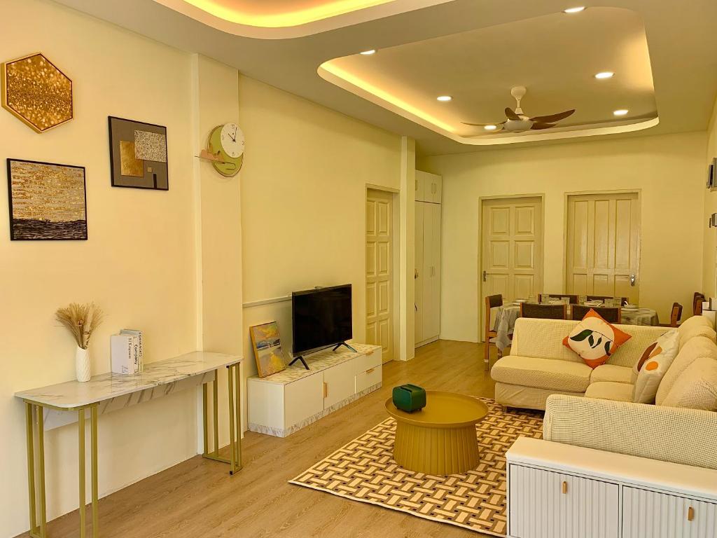 A Meter Sun(Newly Refurbished)全新装修.家具，市中心附近。 photo