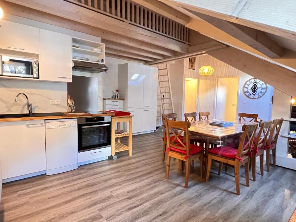 Place de la mairie T2 type loft 70m2 terrasse 35m2 - 1