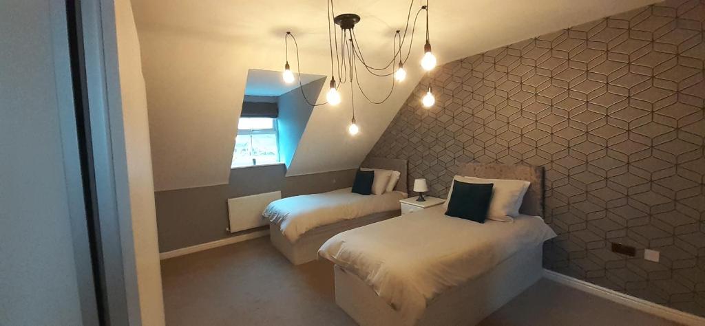 Hawksworth House, Birmingham Near NEC, HS2, Jaguar Land Rover, Bear Grylls Centre, Resorts World and Birmingham airport with a garage and free allocated parking