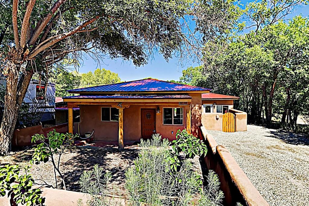 Valverdo Oasis, Taos