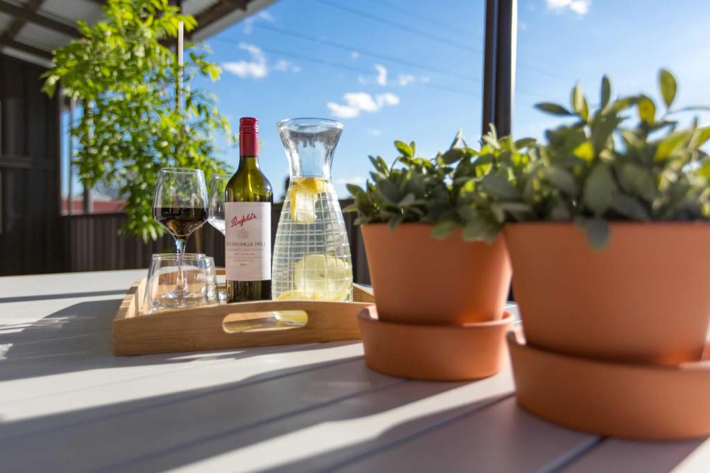 The Baylis Boutique Apartments - Stay on Baylis, Shopping precinct, FREE parking photo