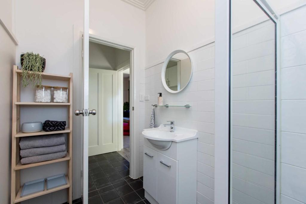 The Baylis Boutique Apartments - Stay on Baylis, Shopping precinct, FREE parking photo
