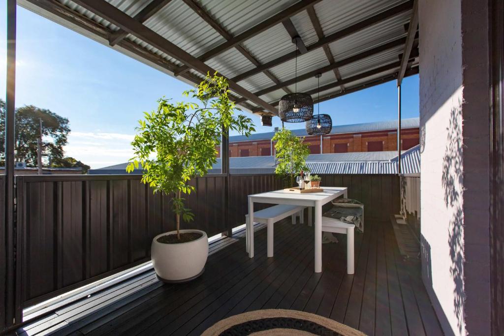 The Baylis Boutique Apartments - Stay on Baylis, Shopping precinct, FREE parking photo