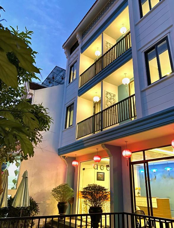 Grand Holiday Villa