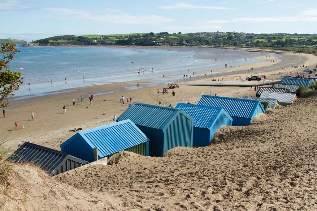 Penmorfa - Sublime Abersoch retreat with roof terrace, 80m from beach, great for surfing, Abersoch
