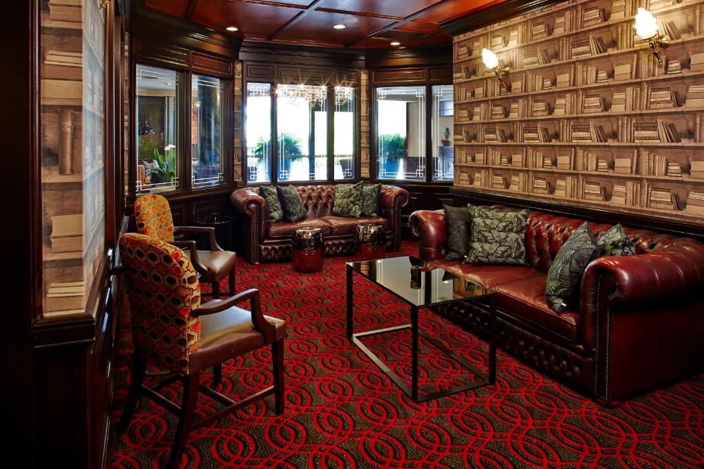 뷰 브리즈번 호텔의 실외 수영장과 휴식 공간