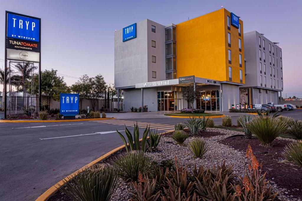 TRYP by Wyndham San Luis Potosi Hotel & Suites photo