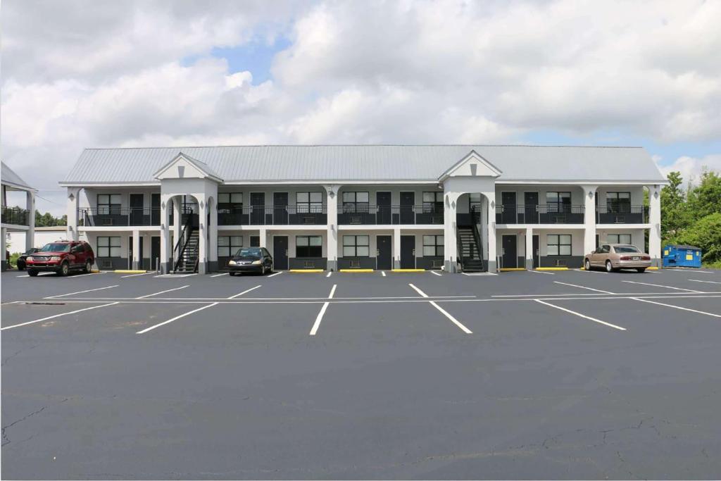 Travelodge by Wyndham Calhoun South I-75 — Hotel in Calhoun (GA)