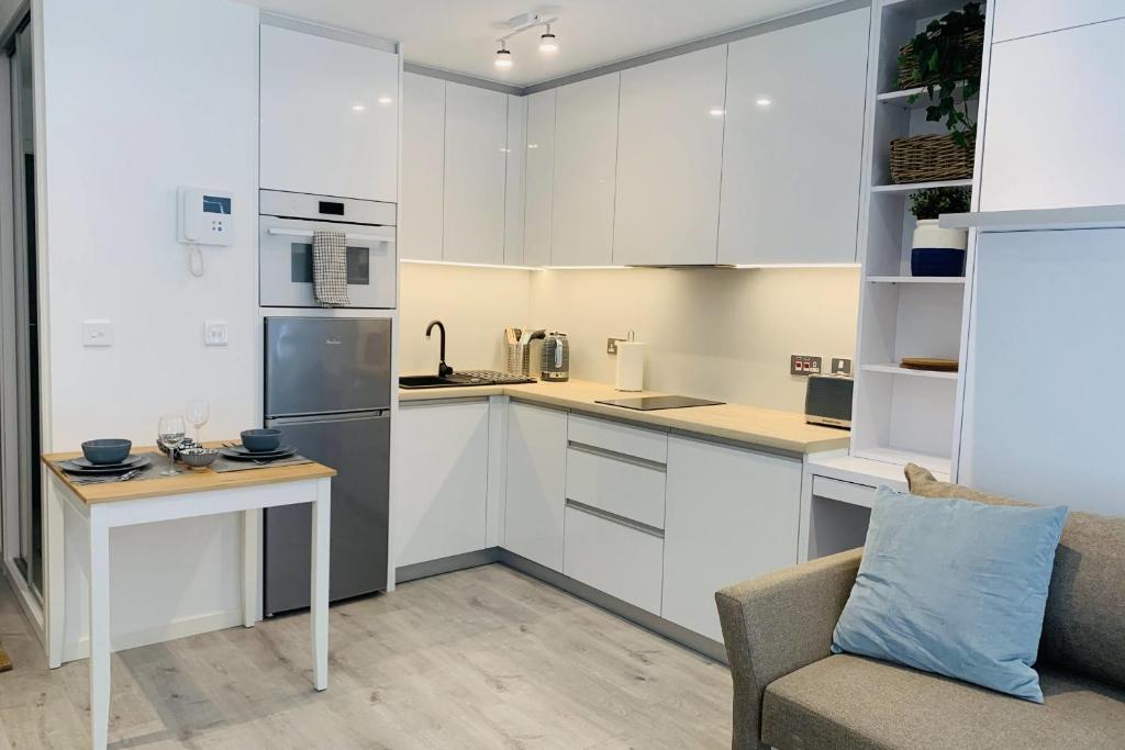 Modern studio with Rock view balcony and gym-hosted by Sweetstay photo