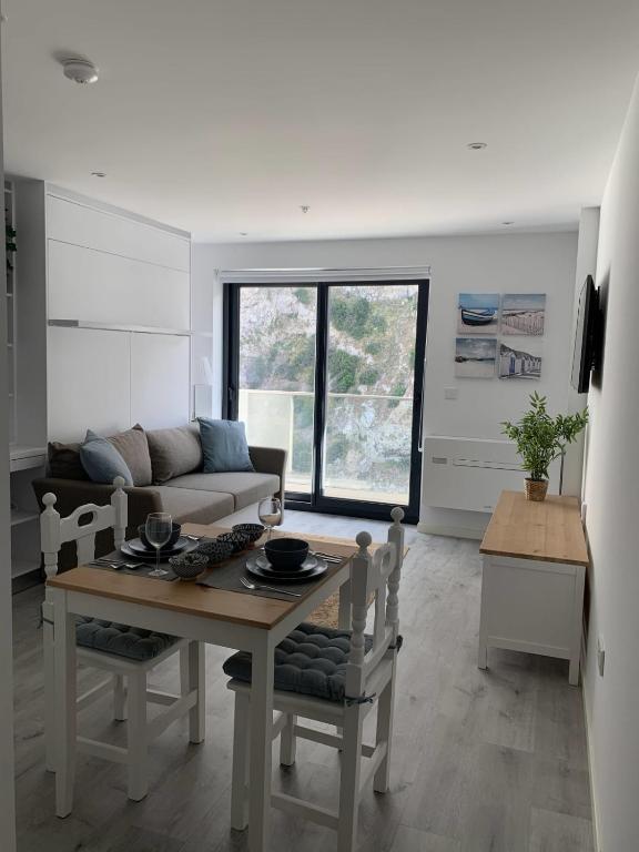Modern studio with Rock view balcony and gym-hosted by Sweetstay photo