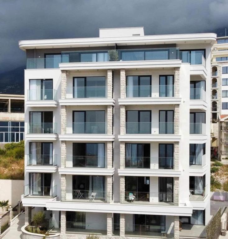 Modern Two Bedroom Apartment with Partial Sea View, Pool and Parking - 2