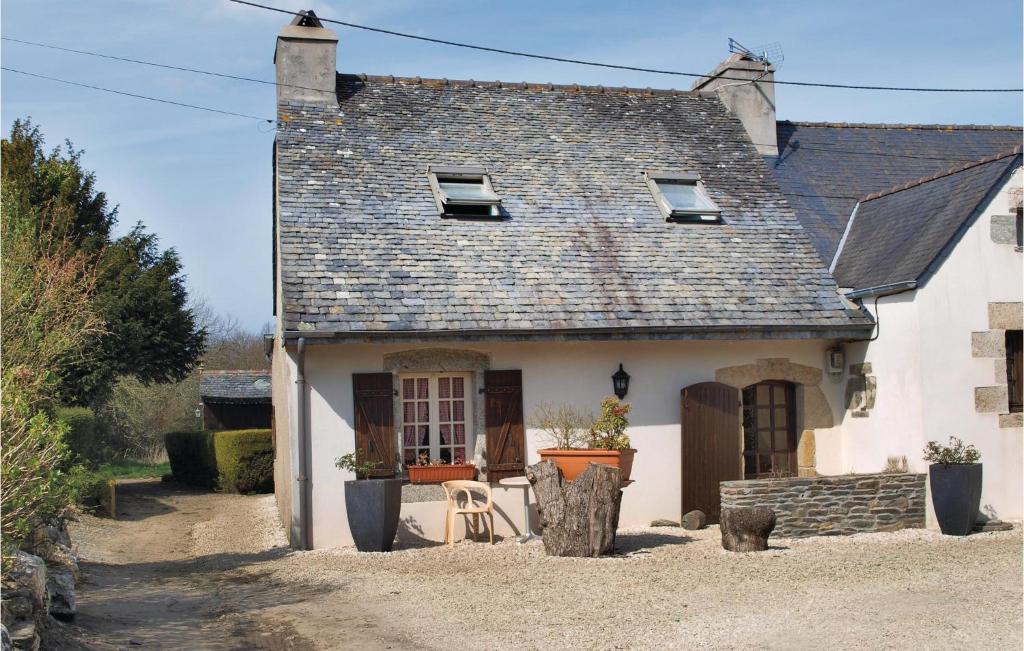 Nice Home In Garlan With 2 Bedrooms And Wifi