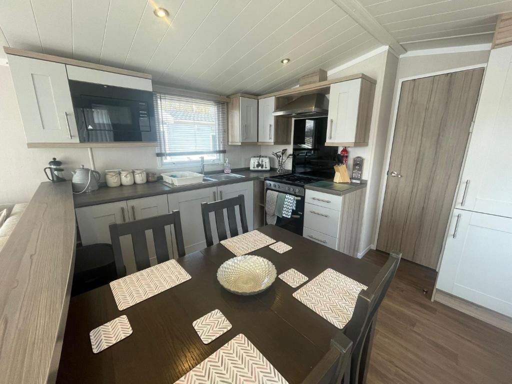 Lakeside Retreat 3 with hot tub private fishing peg situated at Tattershall Lakes Country Park 전경