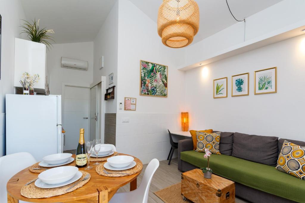 Modern Oasis with Sun & Style 3 Pools AC WiFi - 4