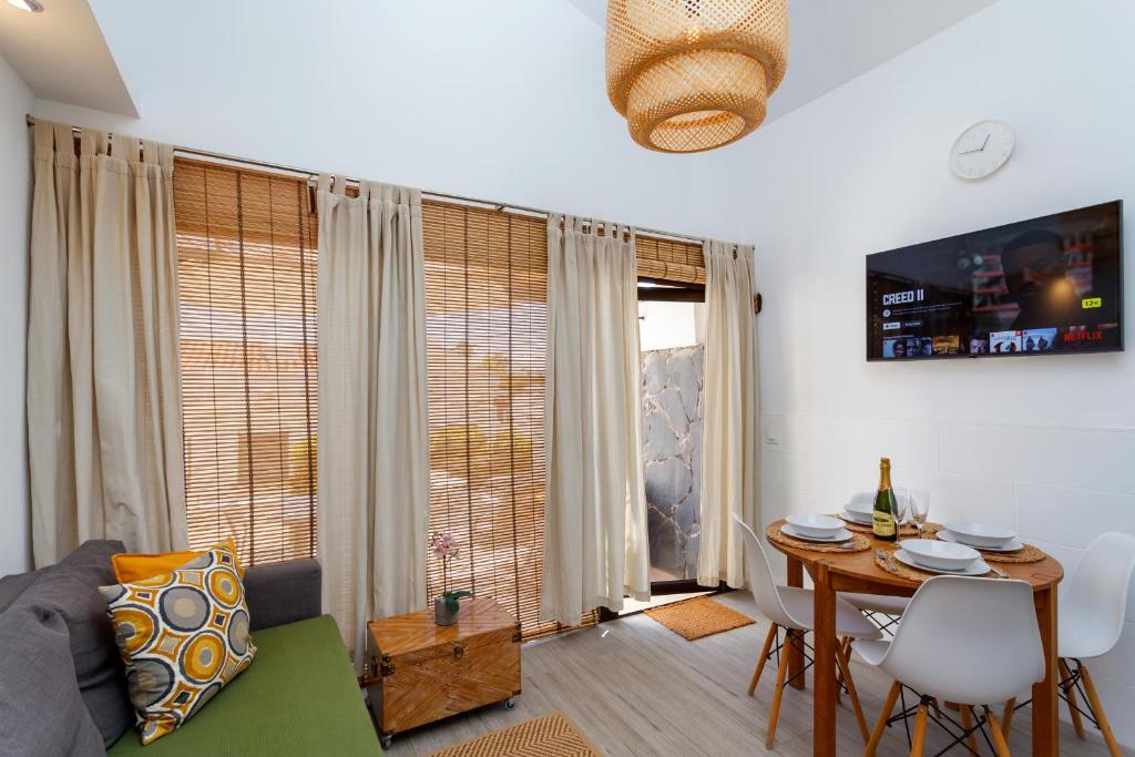 Modern Oasis with Sun & Style 3 Pools AC WiFi - 5
