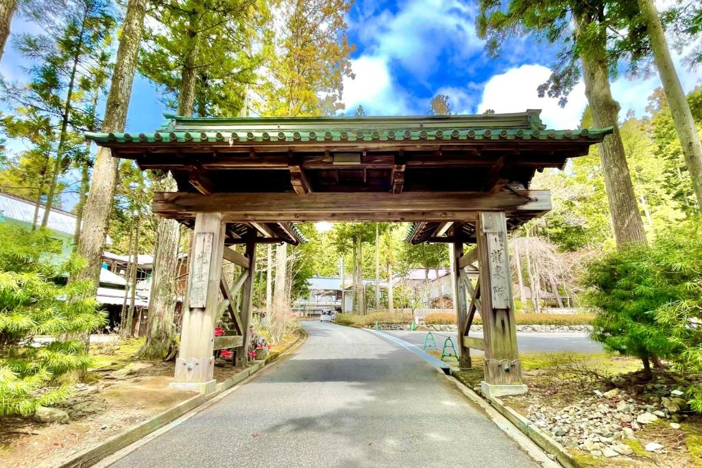 Koyasan Shukubo Ryusenin — Hotel in Koya