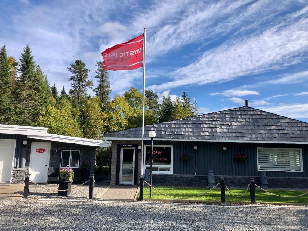 Exterior view, Mystic Isle Motel in Wawa (ON)