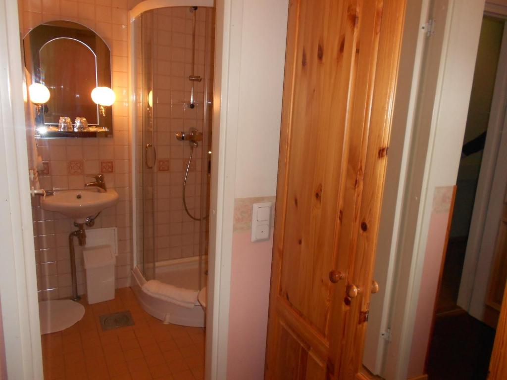 Shower, Poska Villa Guesthouse in Tallinn