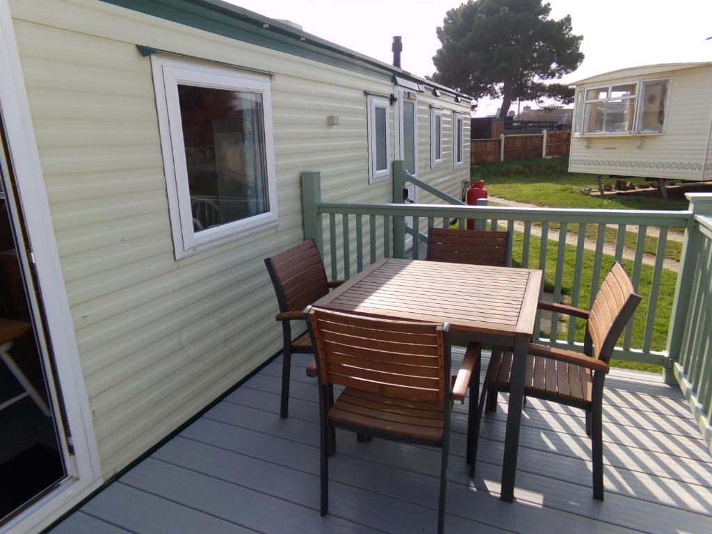 Happydaze Caravan, Bacton photo 6
