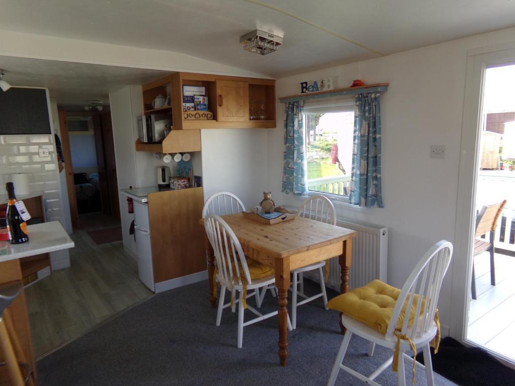 Happydaze Caravan, Bacton photo 3
