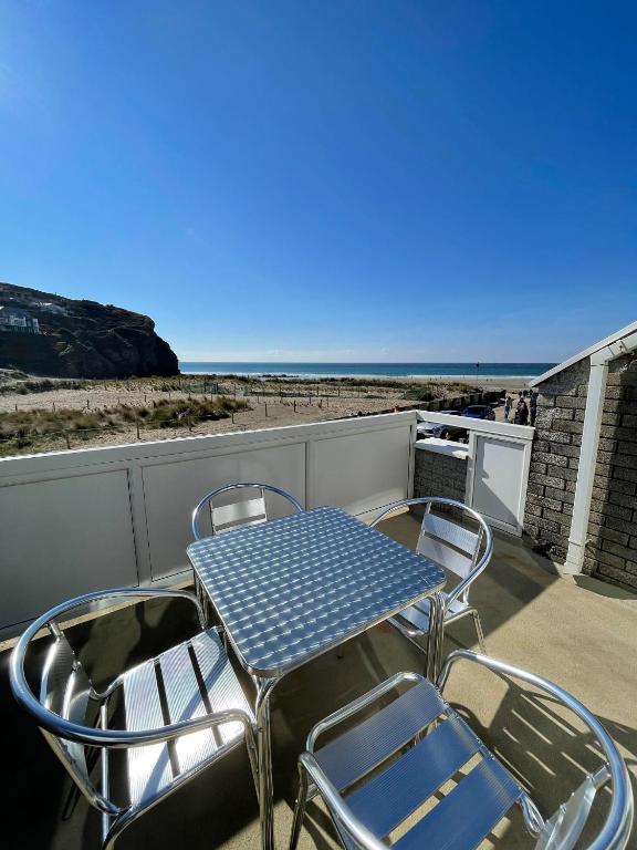 Whispering Waves in Porthtowan, Beachfront Apartment, Porthtowan