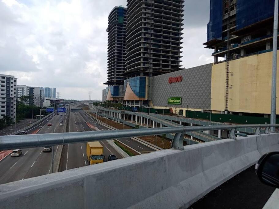 Sunny house 5min StulangLaut CIQ SOGO KSL 2BR 7Pax photo
