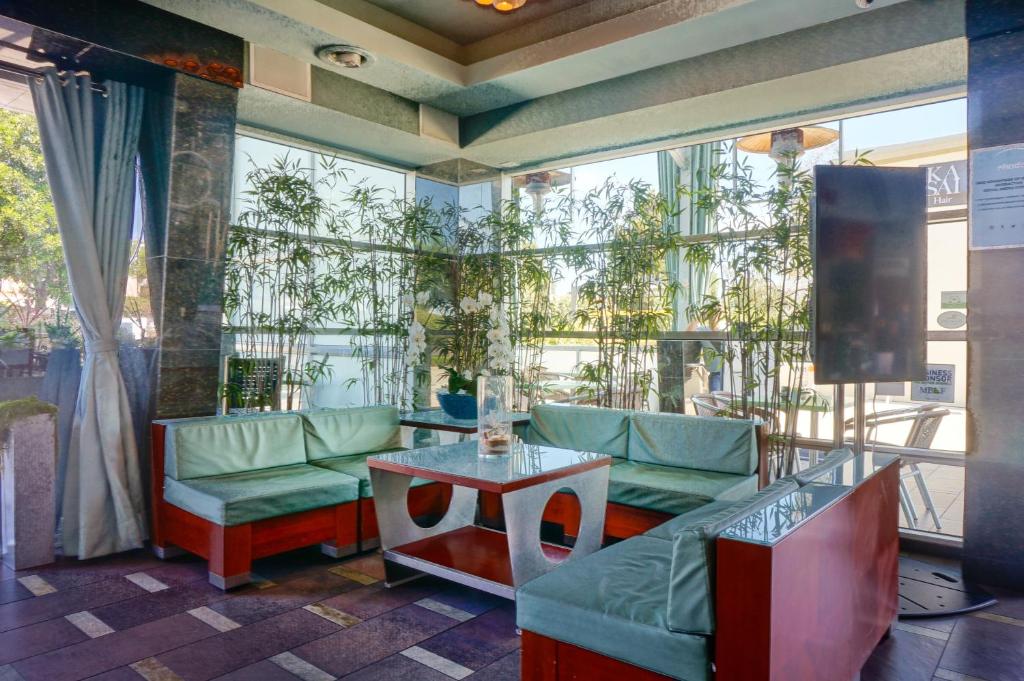 Shared lounge/TV area