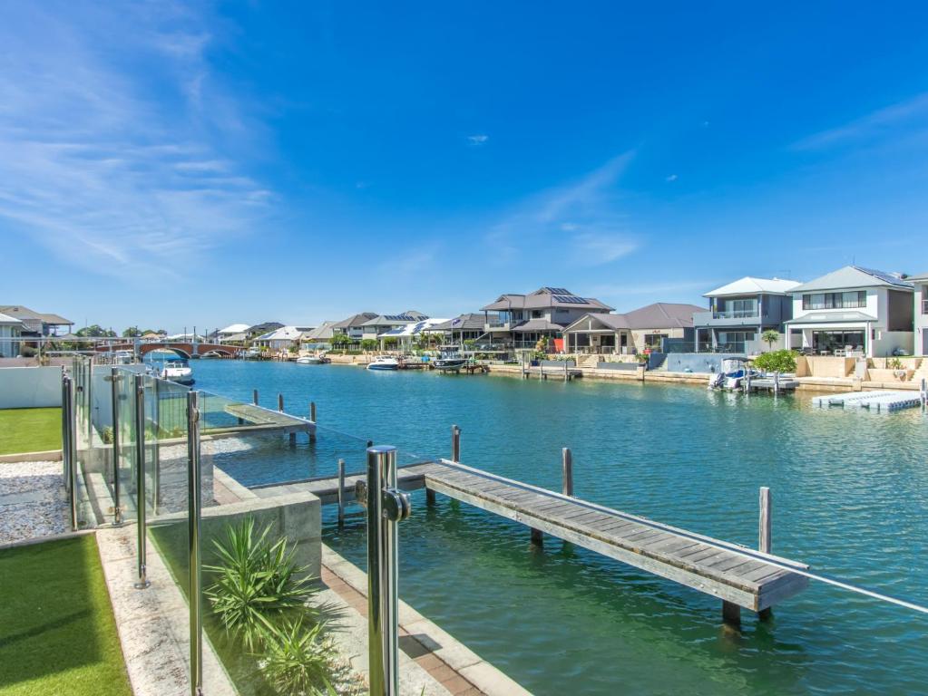 Deluxe Living in Mariners Cove photo