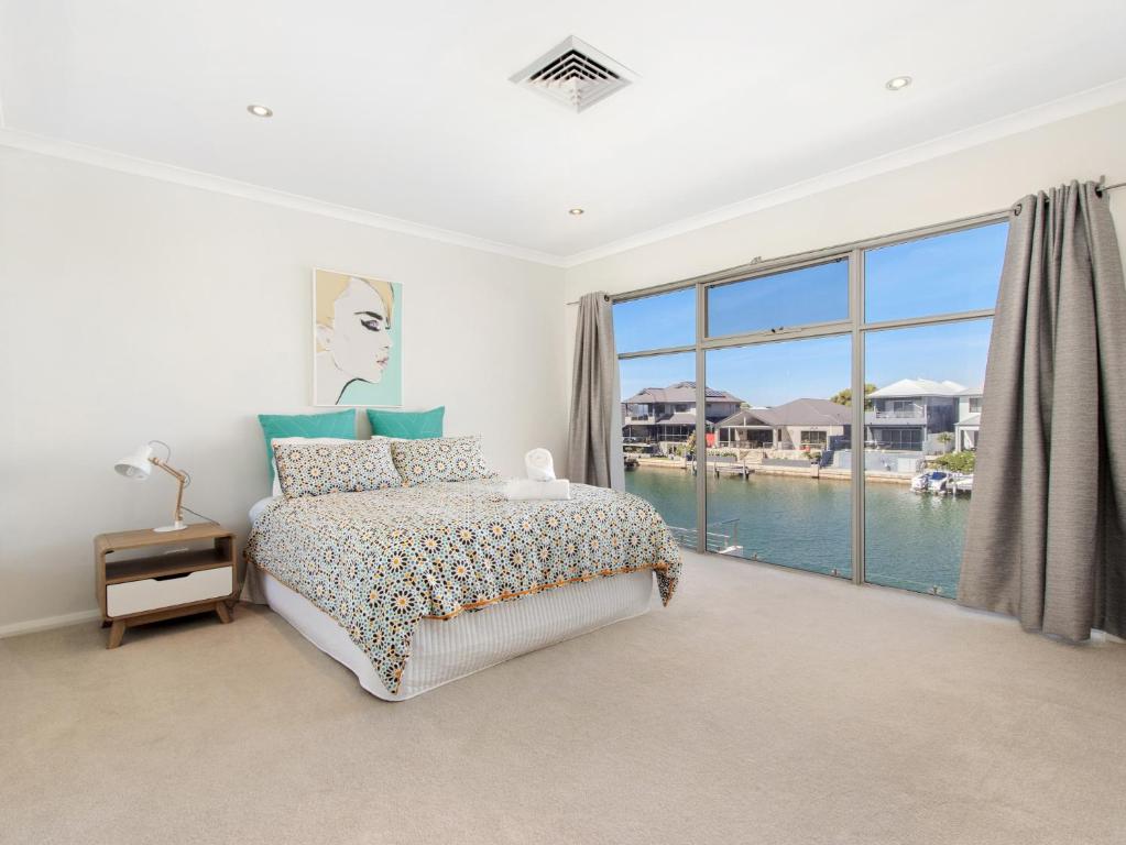 Deluxe Living in Mariners Cove photo