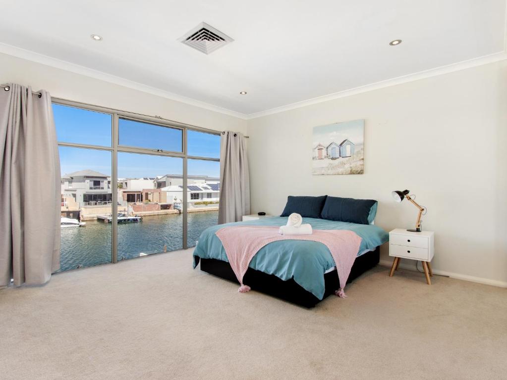 Deluxe Living in Mariners Cove photo