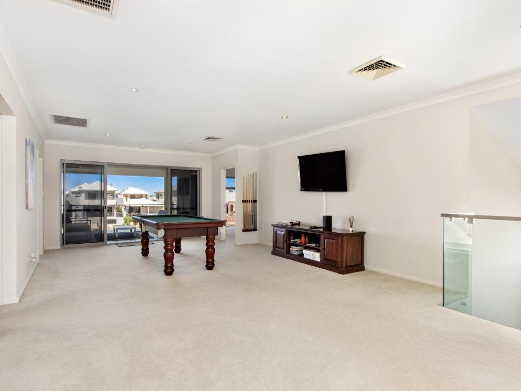 Deluxe Living in Mariners Cove photo