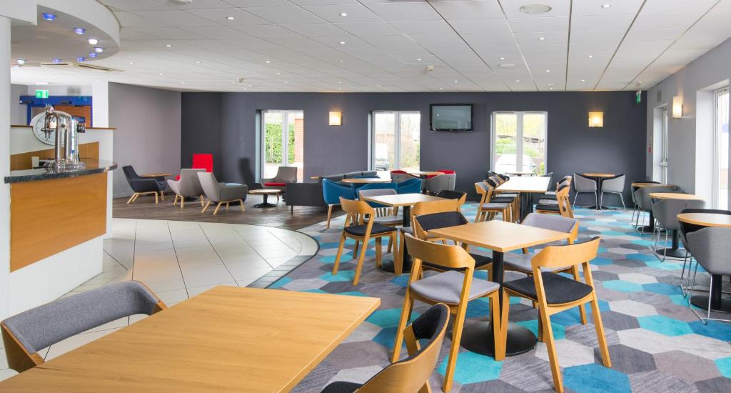 ホリデイ イン エクスプレス マンチェスター イースト バイ IHG (Holiday Inn Express Manchester East By IHG) ラウンジ