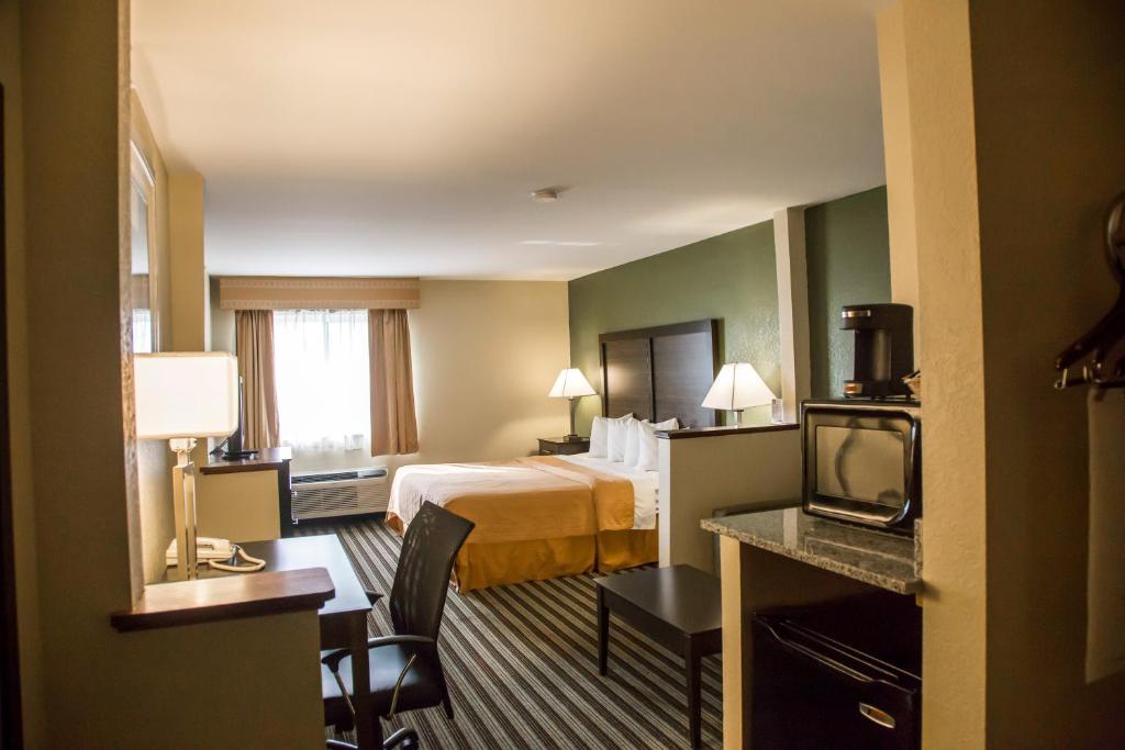 Quality Inn & Suites Loves Park near Rockford 전경