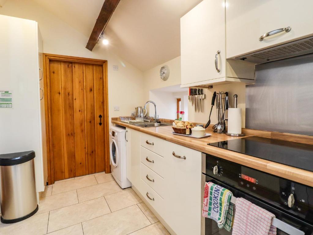 Kestrel Cottage, Silsden photo 6