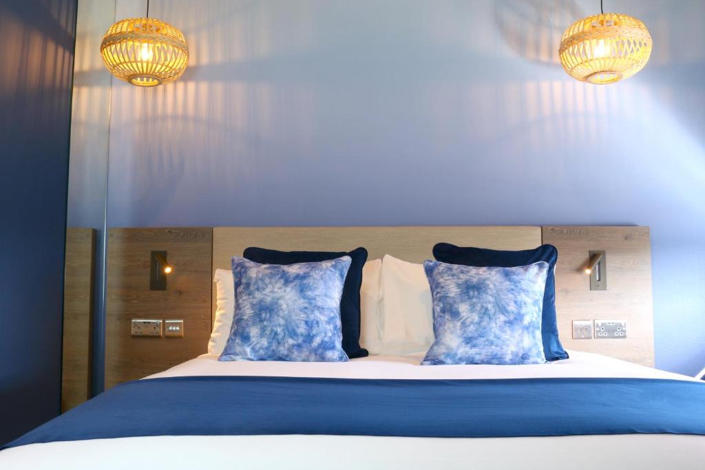 Hex Wildlife Hotel at Yorkshire Wildlife Park photo