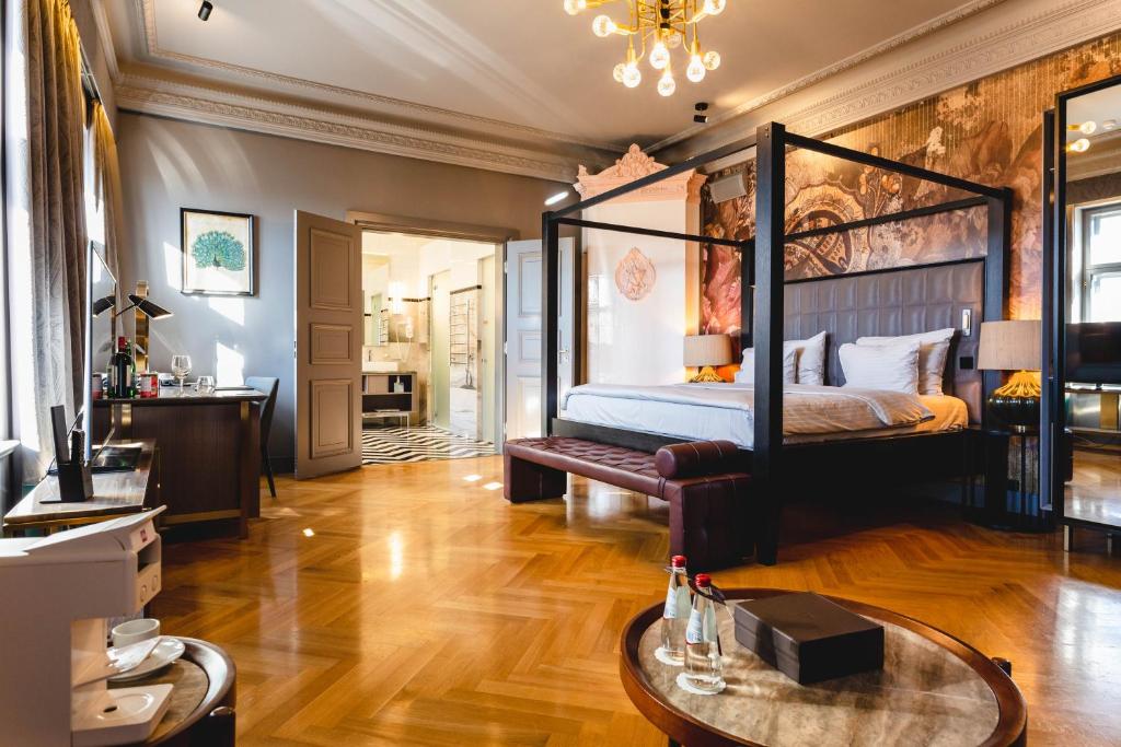 Grand Poet by Semarah