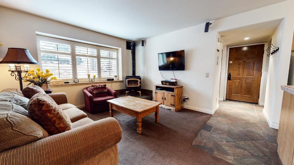 Mammoth Estates Studio Condos 2 Blocks from The Village Gondola Station, Mammoth Lakes