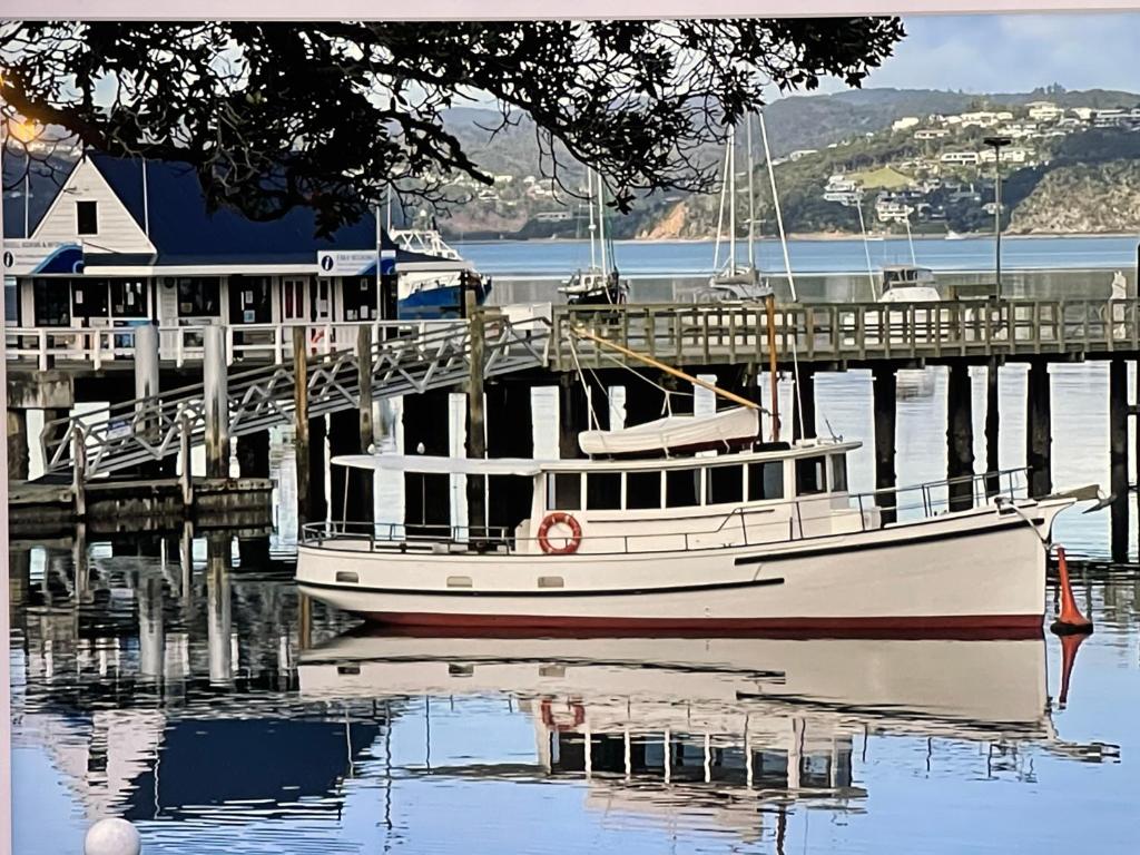 Paradise on The Strand, Russell